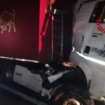 Incidente sull’A2, tir perde il controllo nei pressi dello svincolo di Tarsia