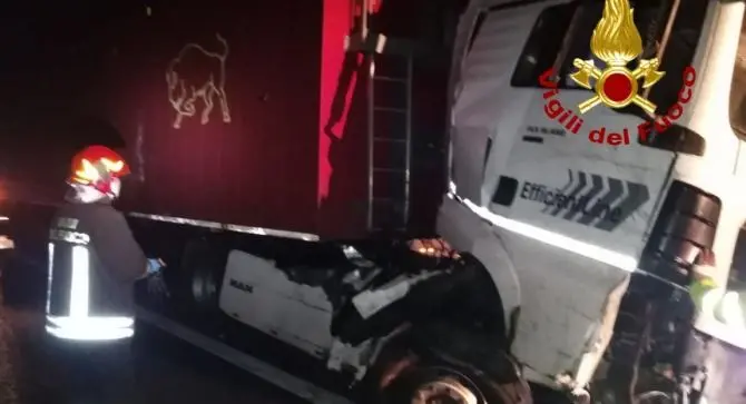 Incidente sull’A2, tir perde il controllo nei pressi dello svincolo di Tarsia