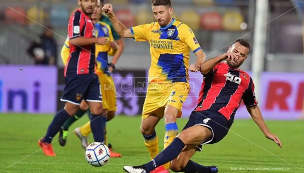 Serie B, un Cosenza da urlo vince 2-0 a Frosinone: è la prima vittoria stagionale