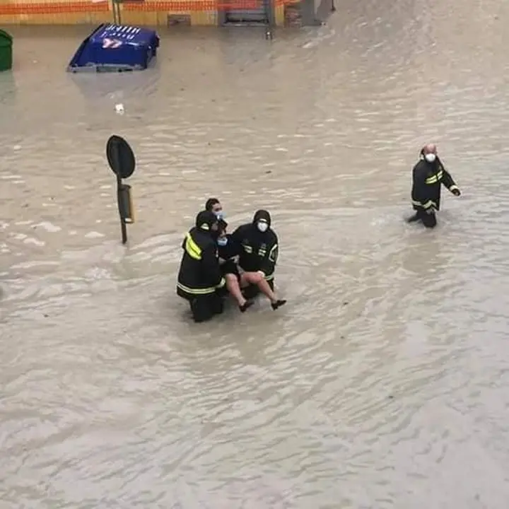 Maltempo, a Crotone nubifragio nella notte: auto inghiottite dall'acqua e disagi in città
