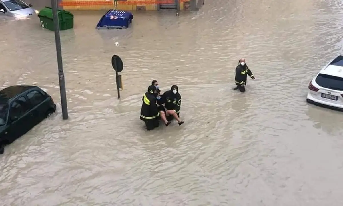 Maltempo, a Crotone nubifragio nella notte: auto inghiottite dall'acqua e disagi in città