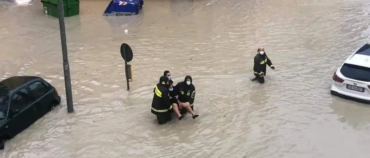Maltempo, a Crotone nubifragio nella notte: auto inghiottite dall'acqua e disagi in città
