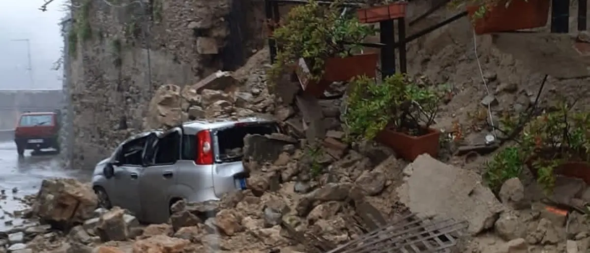 Maltempo Sibaritide, crolli a Corigliano Rossano: sulla costa allagamenti e mareggiate