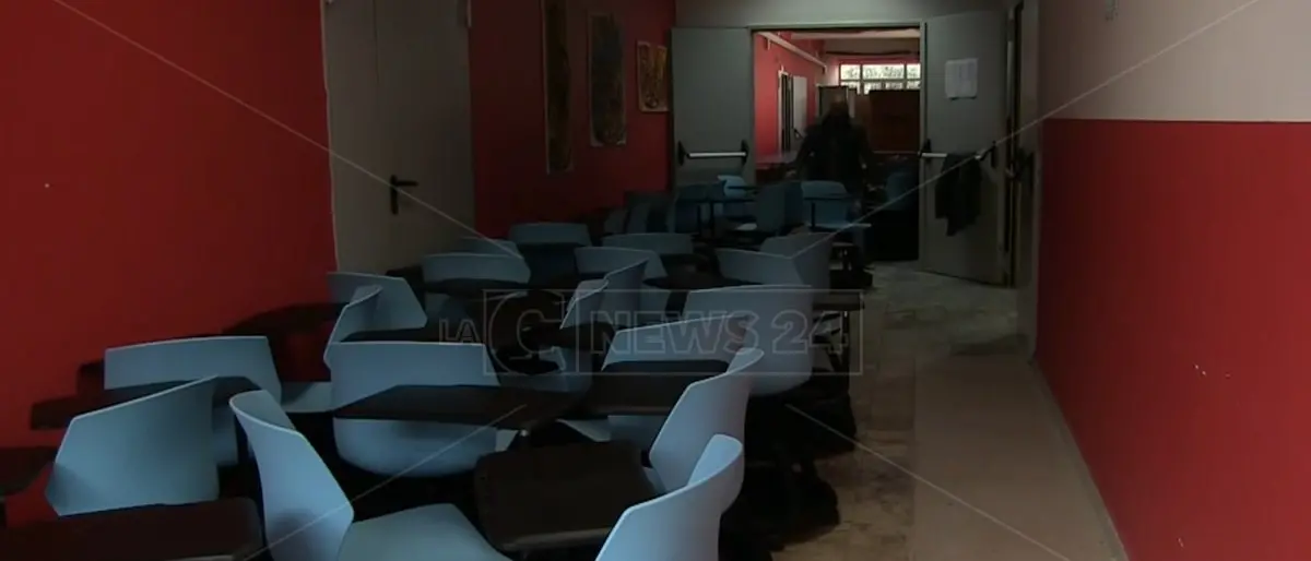 Coronavirus Vibo, beffa al liceo Capalbi: arrivano le sedie girevoli ma la scuola è chiusa