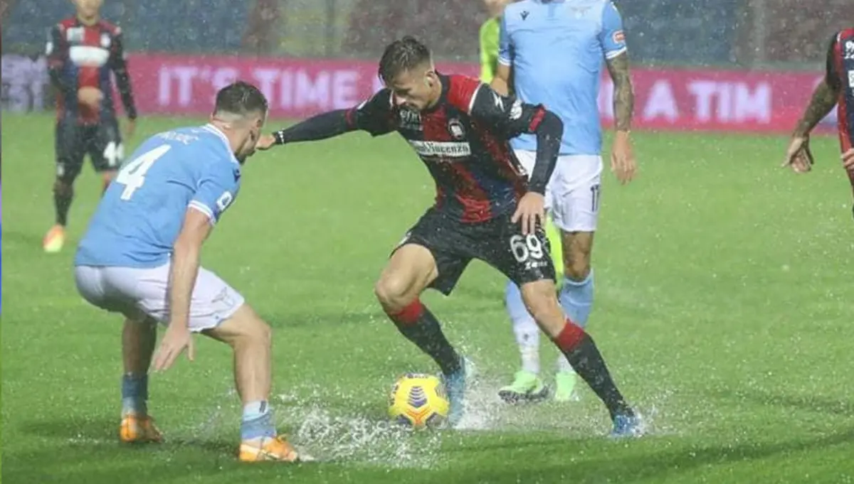 Serie A, il Crotone cade sotto i colpi della Lazio in un giorno triste per la città pitagorica