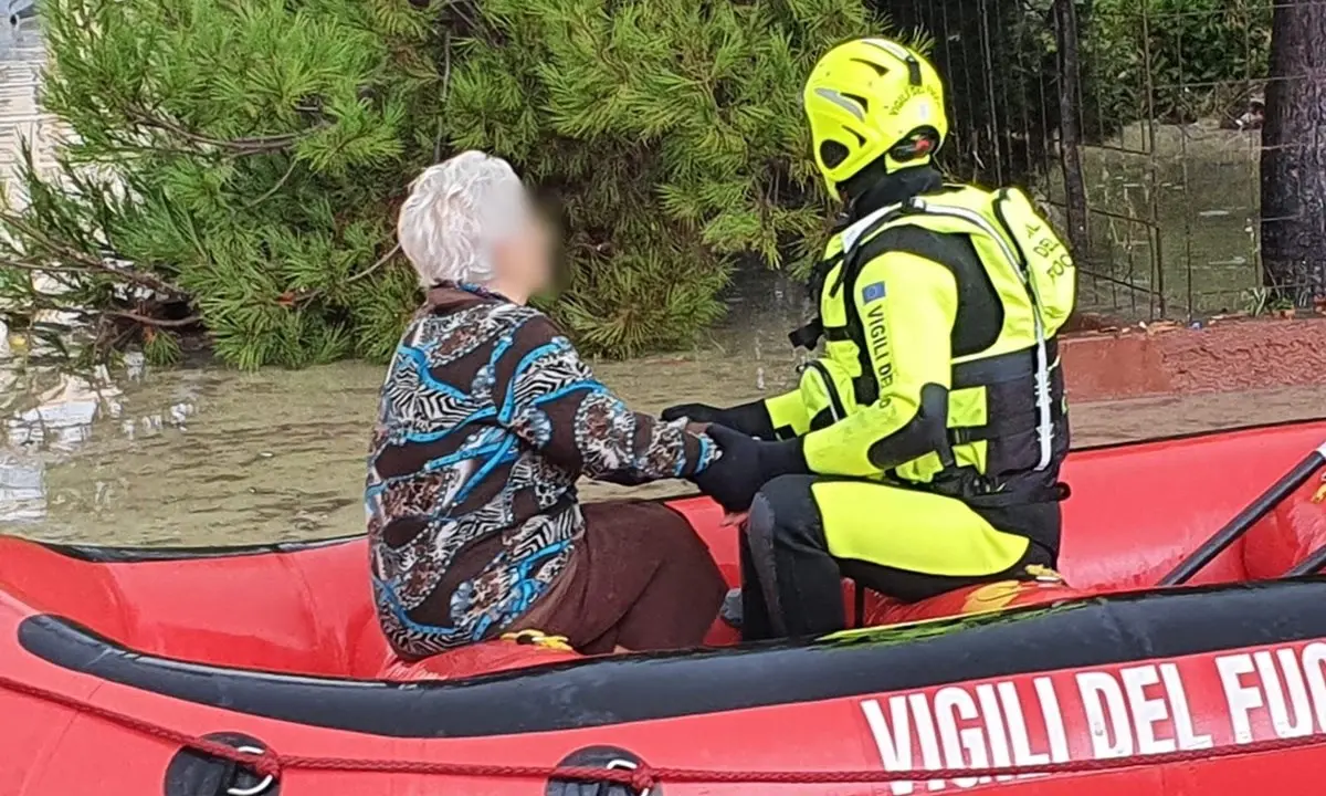 Maltempo a Crotone, esonda il fiume Esaro: evacuate 200 persone