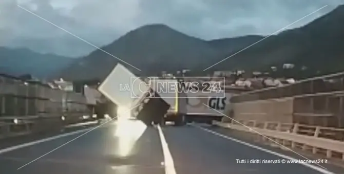 Maltempo, incidente sul ponte di San Nicola Arcella: tir si ribalta per il forte vento