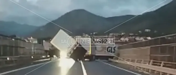 Maltempo, incidente sul ponte di San Nicola Arcella: tir si ribalta per il forte vento