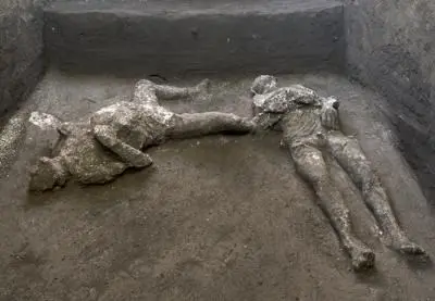 Straordinaria scoperta a Pompei, ritrovati due corpi intatti