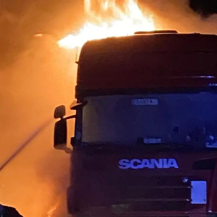 Paura a Corigliano-Rossano, autoarticolato in fiamme: esplode il serbatoio