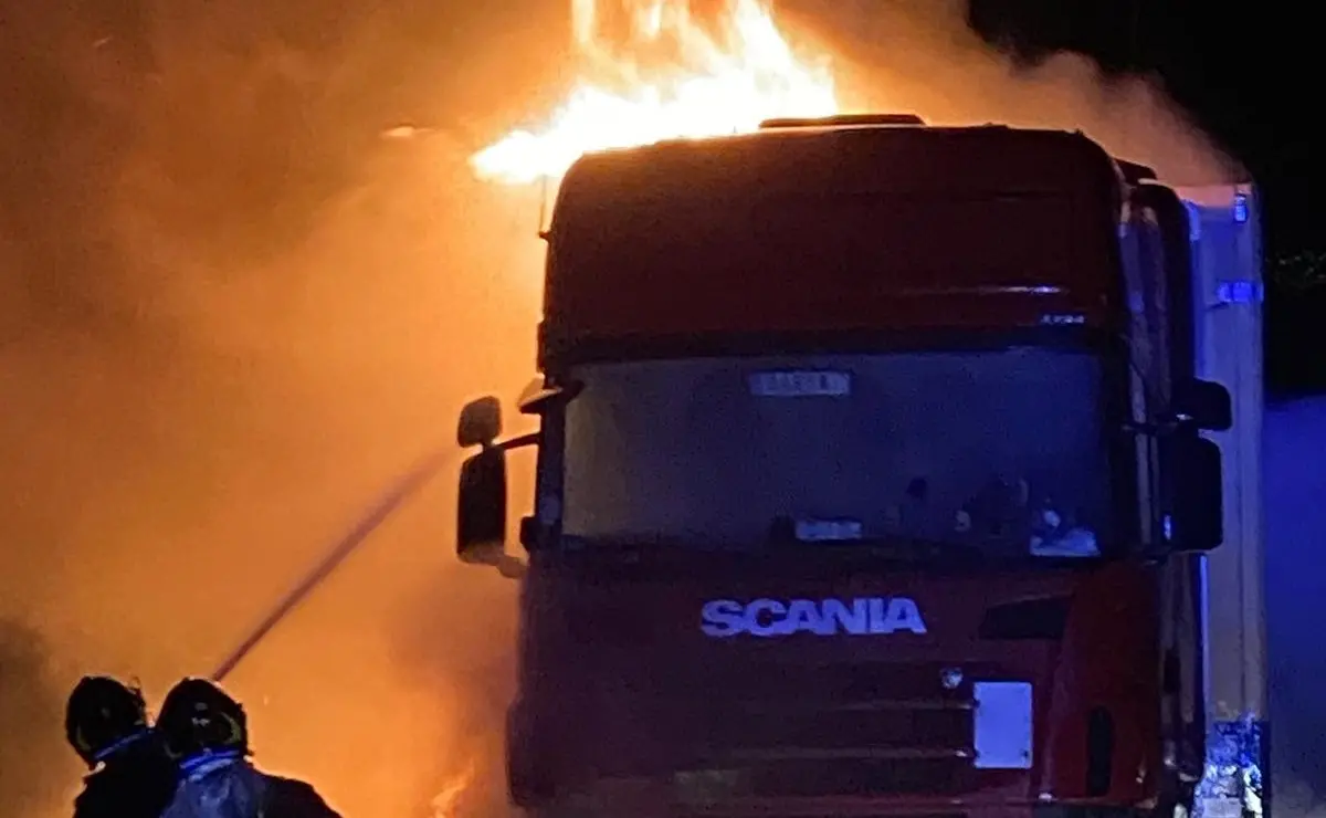 Paura a Corigliano-Rossano, autoarticolato in fiamme: esplode il serbatoio