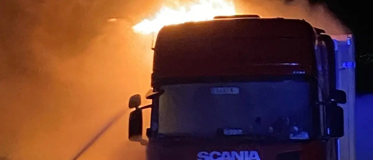 Paura a Corigliano-Rossano, autoarticolato in fiamme: esplode il serbatoio