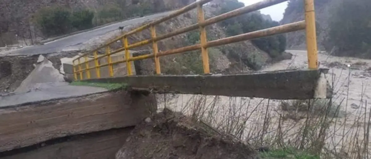 Maltempo incessante nel Crotonese, a Melissa crolla un ponte