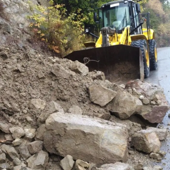 Maltempo in provincia di Cosenza, operai al lavoro per liberare le strade dalle frane