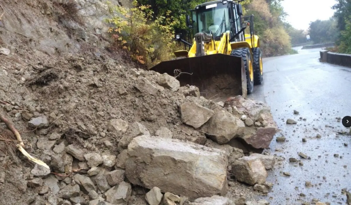 Maltempo in provincia di Cosenza, operai al lavoro per liberare le strade dalle frane