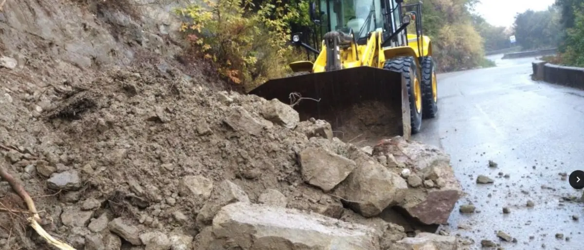 Maltempo in provincia di Cosenza, operai al lavoro per liberare le strade dalle frane