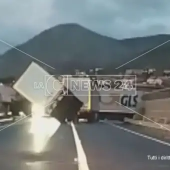 Incidente sul ponte di San Nicola Arcella, l'Anas: «Sistema allarme su vento forte attivo»