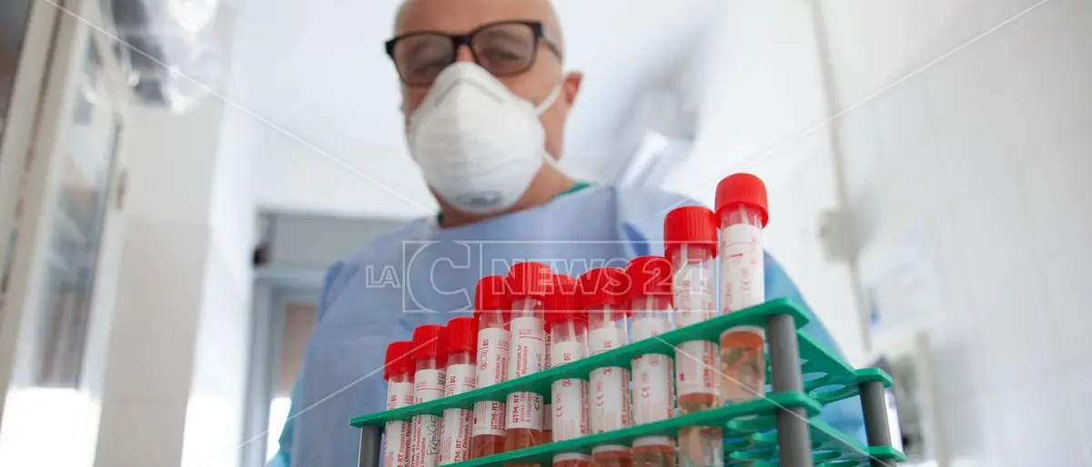 Coronavirus, in Italia calano i contagi: 28mila i nuovi casi, 562 le vittime