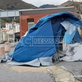 Paola, il maltempo distrugge la tenda pre-triage dell'ospedale
