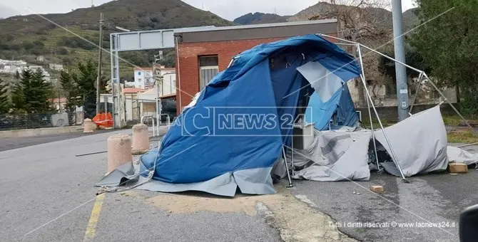 Paola, il maltempo distrugge la tenda pre-triage dell'ospedale