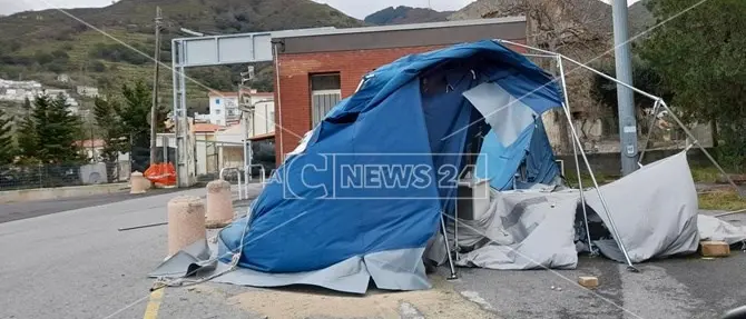 Paola, il maltempo distrugge la tenda pre-triage dell'ospedale