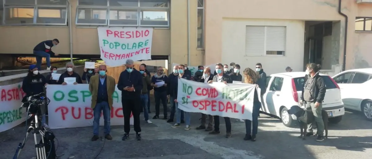 Cariati, occupano l'ospedale per chiederne la riapertura ma l'Asp valuta una casa salute