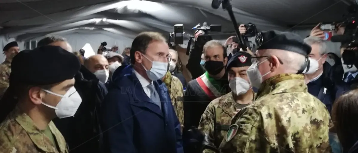 Il ministro Boccia e Borrelli in Calabria, prima tappa all'ospedale da campo a Cosenza