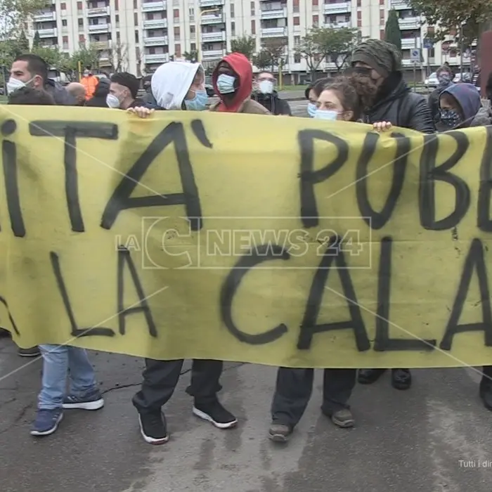 Cosenza, contestazione al ministro Boccia: «Riaprite gli ospedali inutilizzati sul territorio»