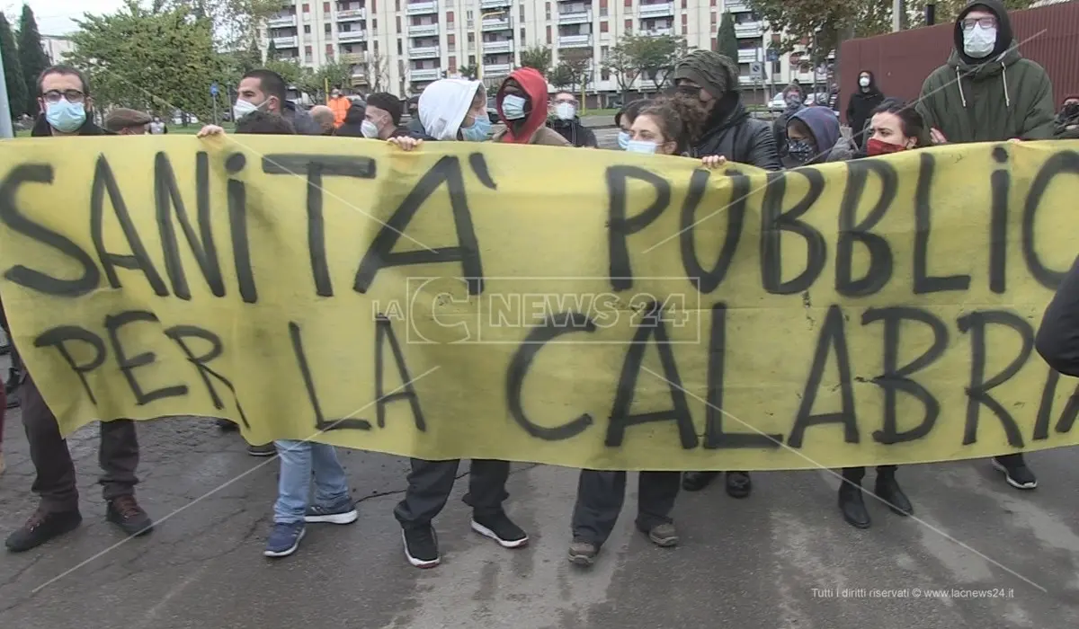 Cosenza, contestazione al ministro Boccia: «Riaprite gli ospedali inutilizzati sul territorio»