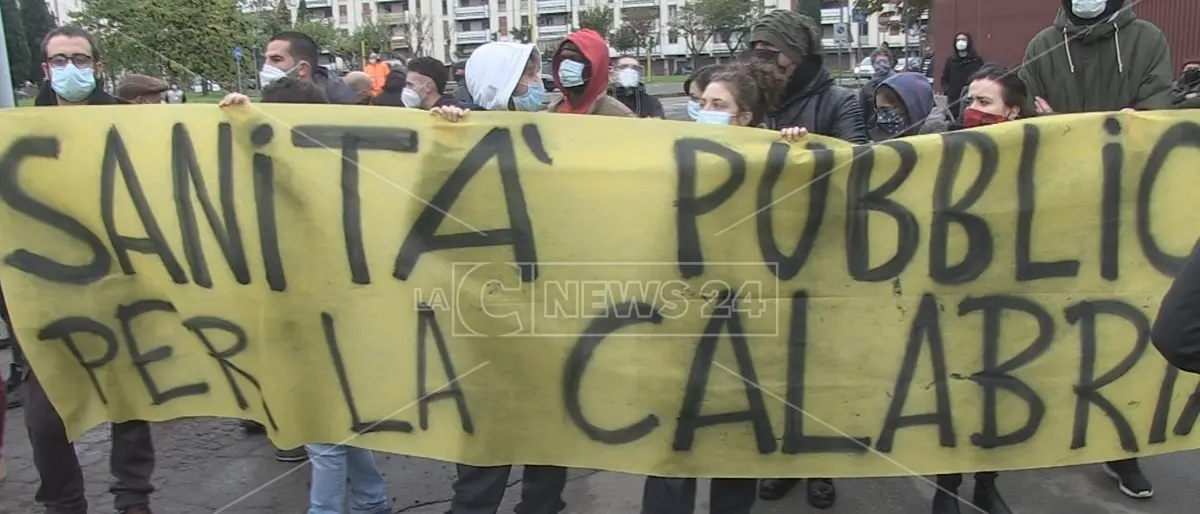 Cosenza, contestazione al ministro Boccia: «Riaprite gli ospedali inutilizzati sul territorio»