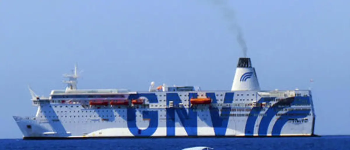 Migranti, oltre 200 scendono dalla nave quarantena: alcuni attesi in Calabria