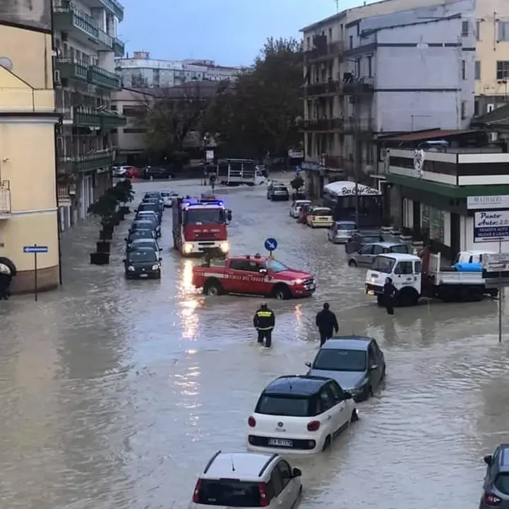 Maltempo Crotone, continua a piovere mentre si tenta di salvare il salvabile