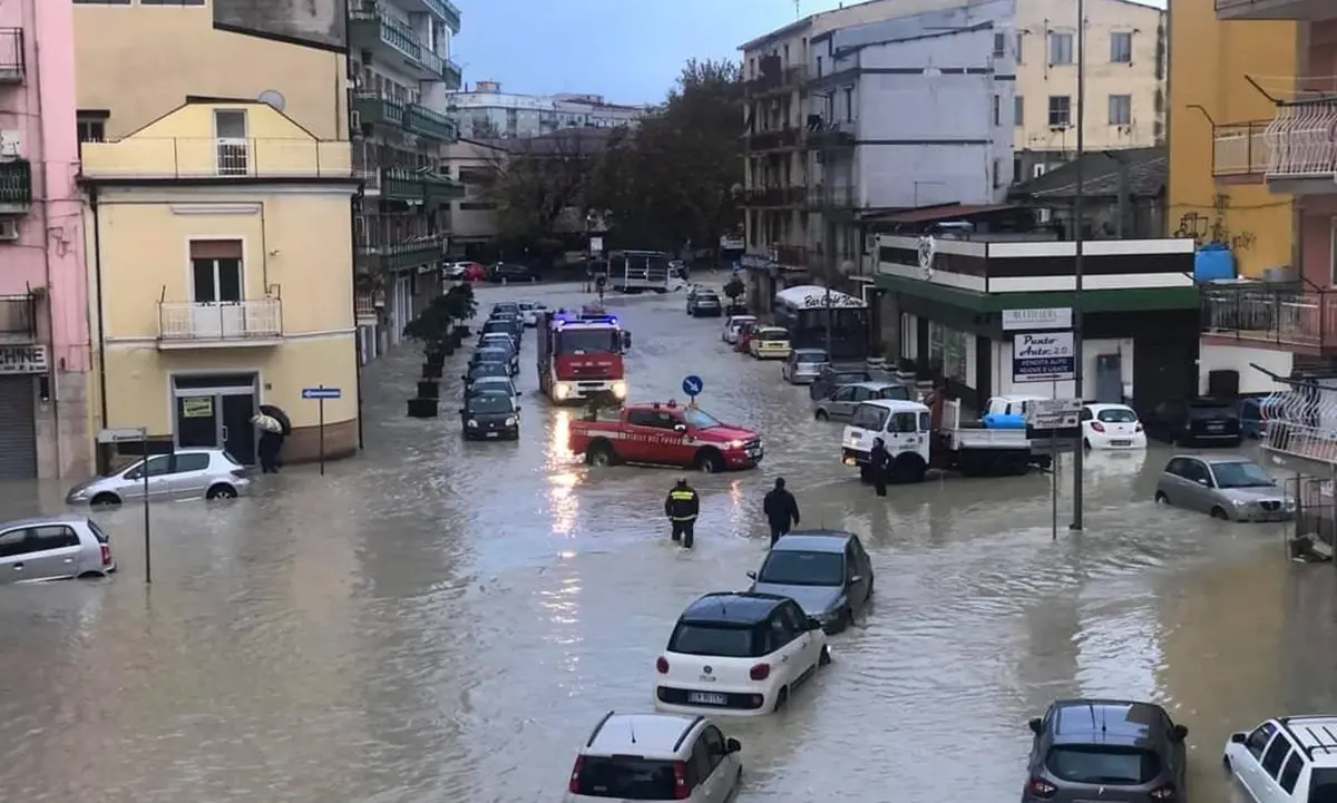 Maltempo Crotone, continua a piovere mentre si tenta di salvare il salvabile