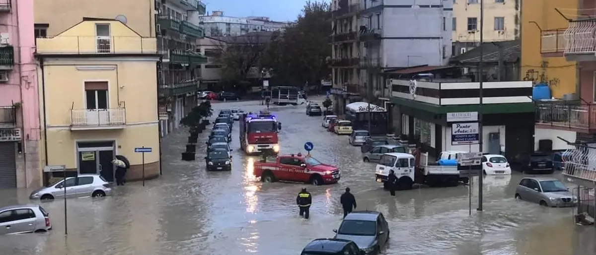 Maltempo Crotone, continua a piovere mentre si tenta di salvare il salvabile