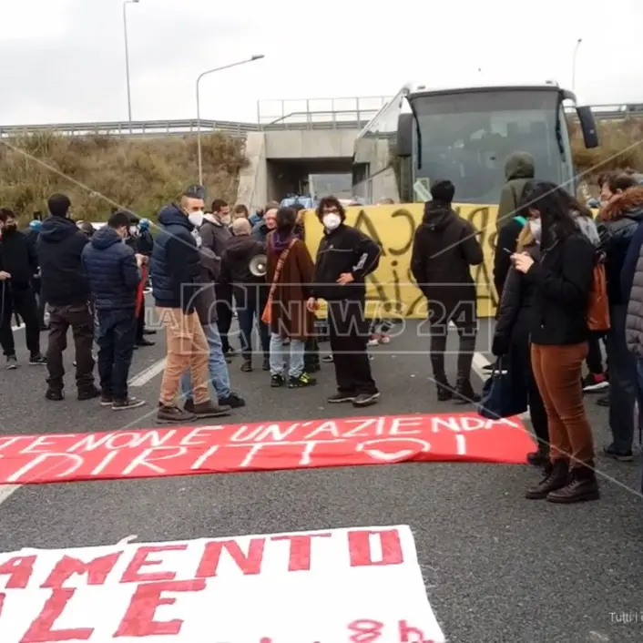 Catanzaro, manifestanti bloccano l'accesso alla Cittadella ma Boccia non li riceve
