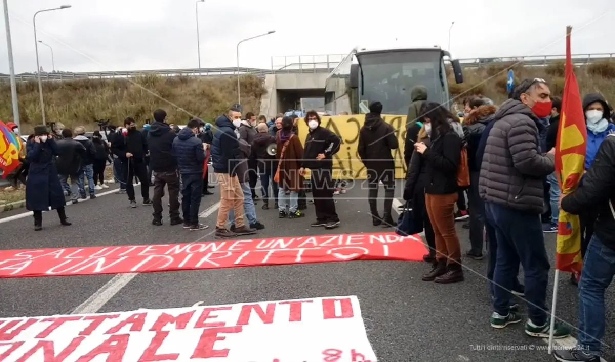 Catanzaro, manifestanti bloccano l'accesso alla Cittadella ma Boccia non li riceve