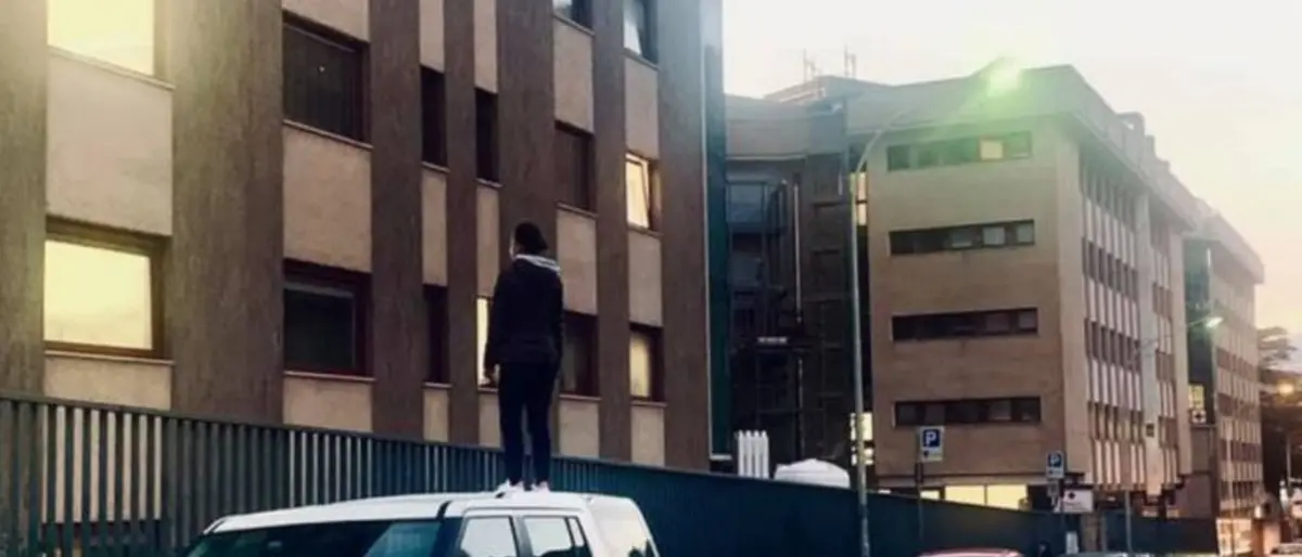 Sale sul tetto dell’auto e attende ore per salutare la mamma ricoverata per Covid