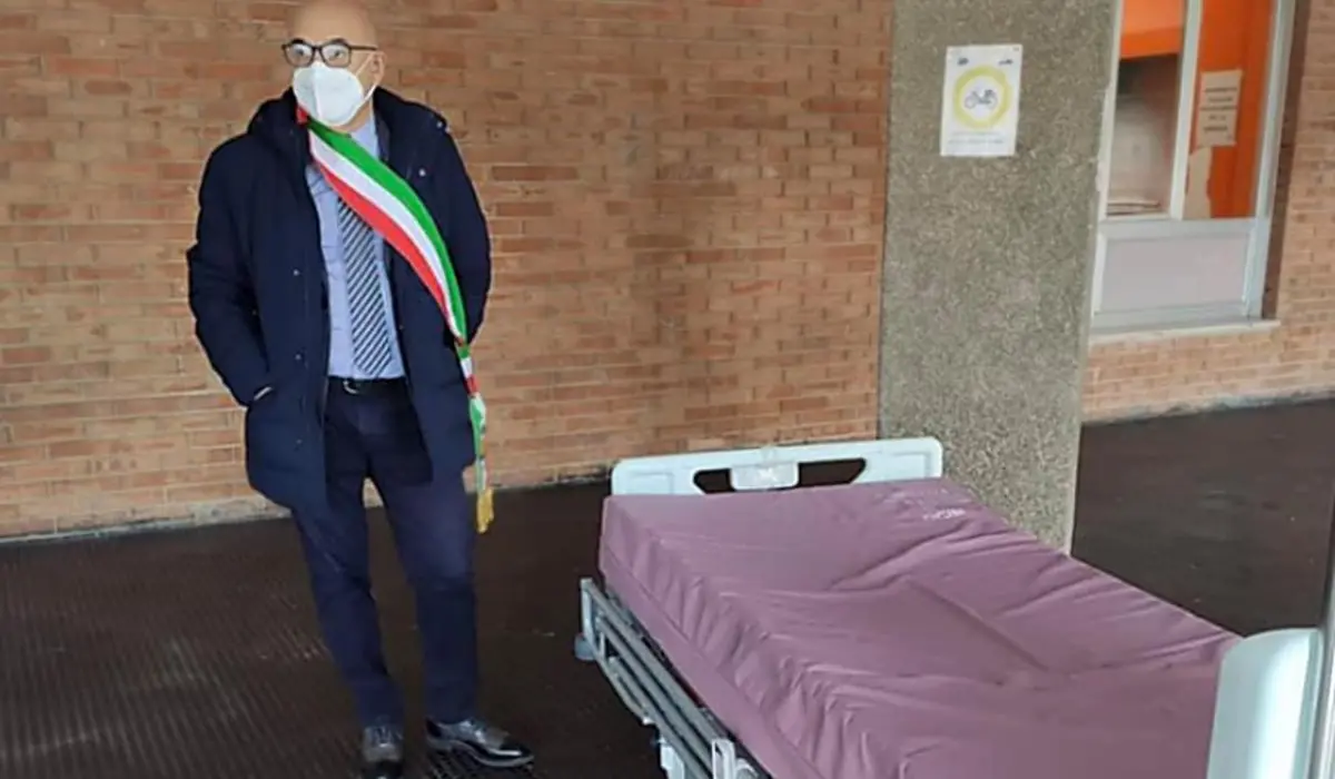 Trebisacce, l’Asp ordina di trasferire i letti dall’ospedale: il sindaco blocca tutto