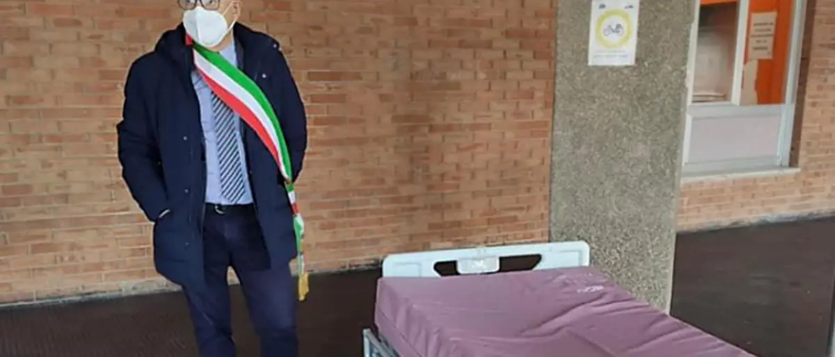 Trebisacce, l’Asp ordina di trasferire i letti dall’ospedale: il sindaco blocca tutto