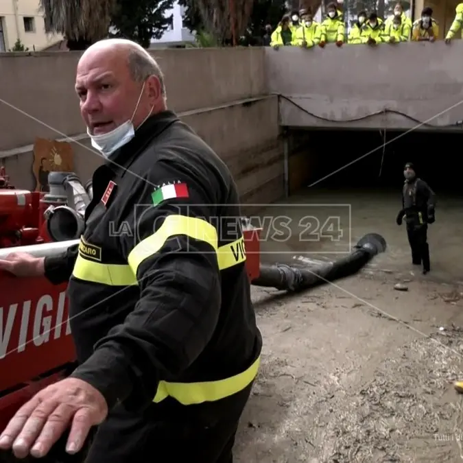 Crotone, la memoria della tragica alluvione del '96 affiora dal fango di oggi