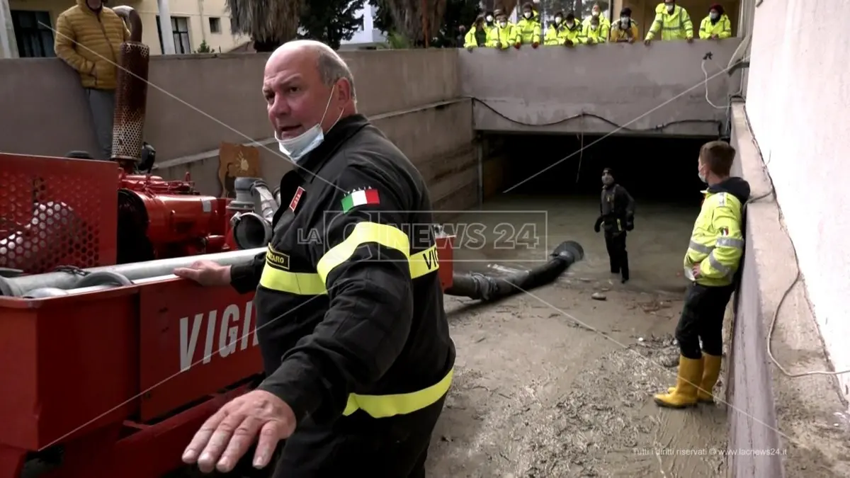 Crotone, la memoria della tragica alluvione del '96 affiora dal fango di oggi