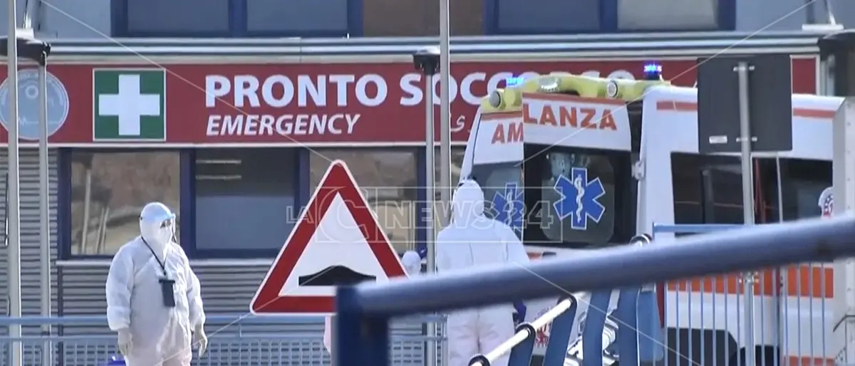 Cosenza, è caos al pronto soccorso: a rischio contagio anche pazienti non positivi al Covid
