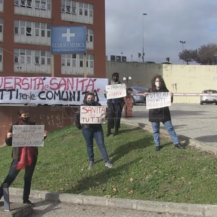 Unical, sit in studenti: «L'Ateneo abbia un ruolo centrale nell'emergenza Covid»