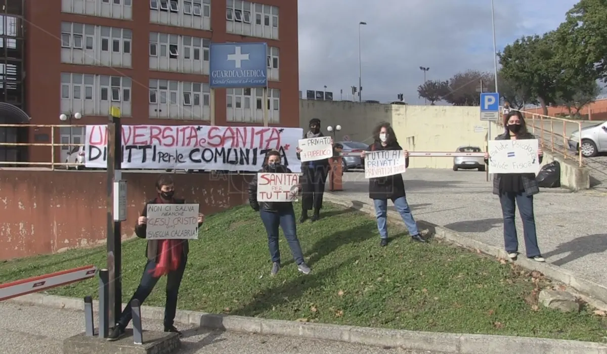 Unical, sit in studenti: «L'Ateneo abbia un ruolo centrale nell'emergenza Covid»