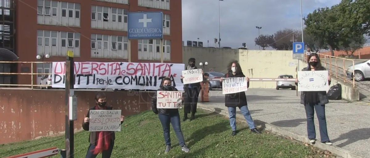 Unical, sit in studenti: «L'Ateneo abbia un ruolo centrale nell'emergenza Covid»