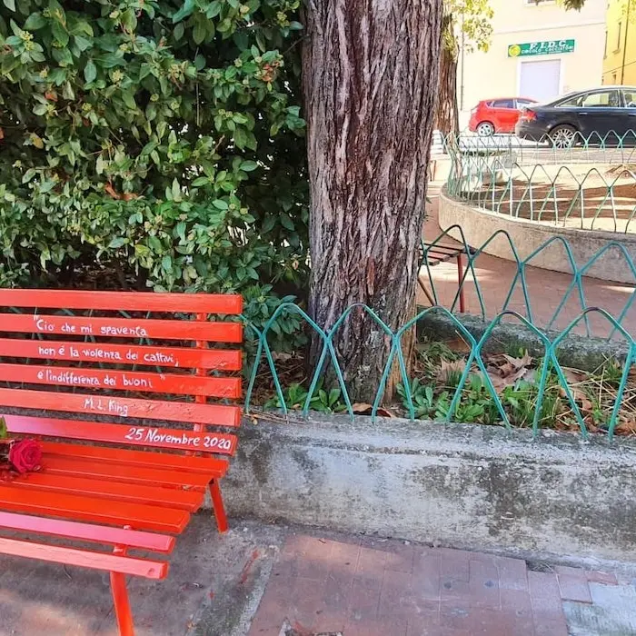 Violenza sulle donne, Castrovillari inaugura una panchina rossa