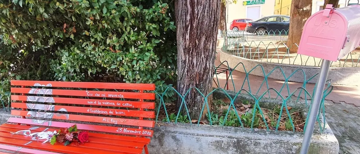 Violenza sulle donne, Castrovillari inaugura una panchina rossa