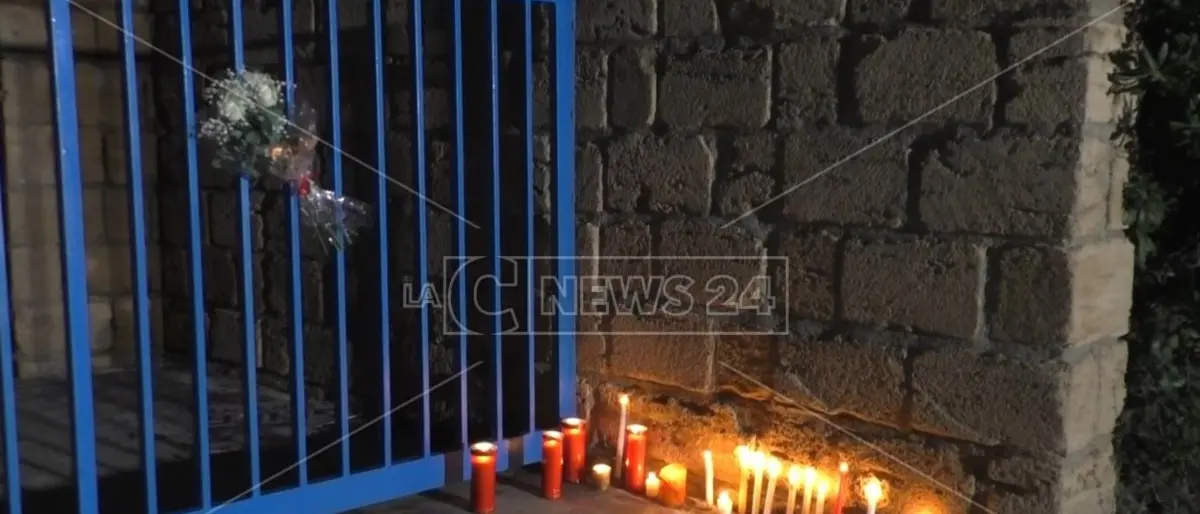 Femminicidio nel Catanzarese, nastri rossi e candele per Loredana: video