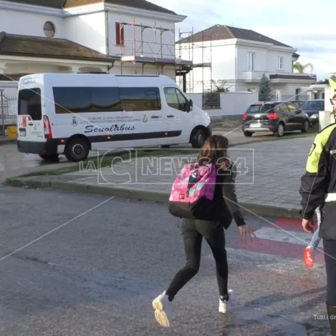 Scuole, Azzolina: «Sì a riapertura graduale». Proposta la data del 9 dicembre