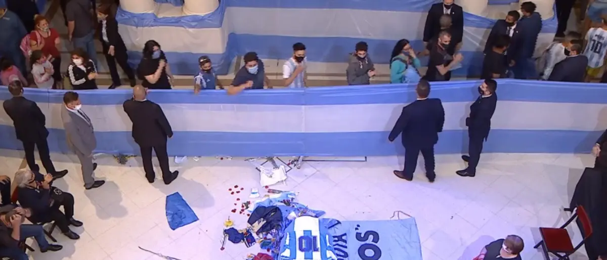 L’ultimo saluto a Diego Armando Maradona, in migliaia alla camera ardente: video
